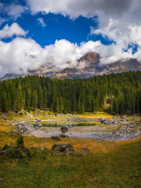 Carezza Gölü (Lago di Carezza, Karersee) ile Latemar Dağı, Bol