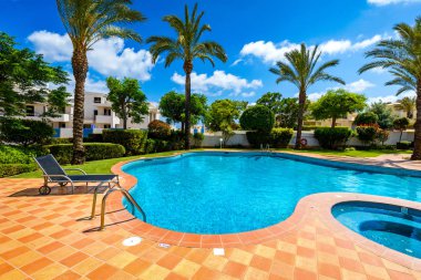 Yüzme havuzu, jakuzi ve şezlonglar ile büyük arka bahçesinde. Sw