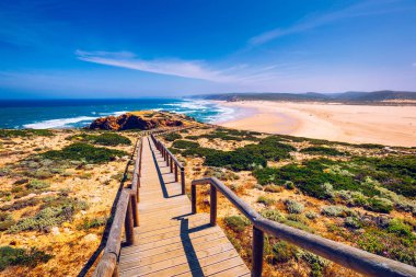 Praia da Bordeira ve ti iz parçası oluşturan boardwalks
