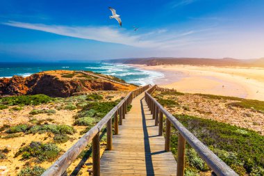 Praia da Bordeira ve ti iz parçası oluşturan boardwalks