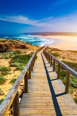 Praia da Bordeira ve ti iz parçası oluşturan boardwalks