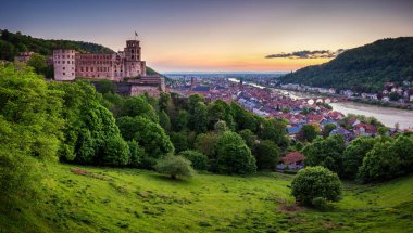Panoramik manzaralı güzel Ortaçağ kenti Heidelberg C dahil