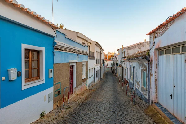 Calle en el casco antiguo en el centro de Lagos, región del Algarve, P — Foto de Stock