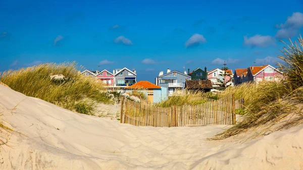 Idyllic and quaint beach houses seen from beach dunes. Beach hou — Stock Photo, Image