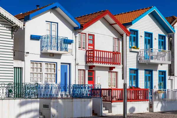Rua com casas coloridas em Costa Nova, Aveiro, Portugal. Str... — Fotografia de Stock