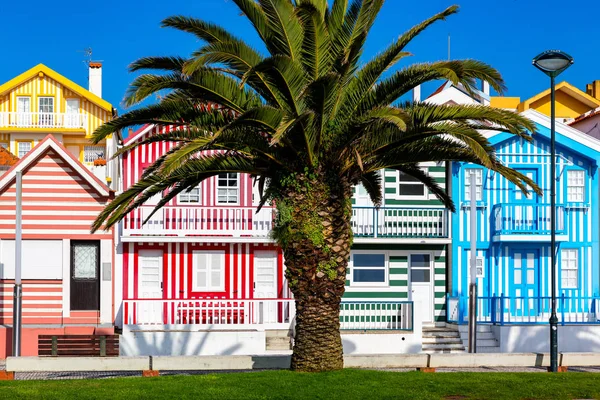 Calle con casas coloridas en Costa Nova, Aveiro, Portugal. Str. —  Fotos de Stock