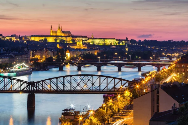 布拉格城堡在灯光下，从捷克代表维谢赫拉德的全景视图 — 图库照片
