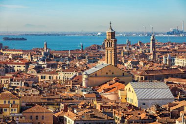Venedik hava panoramik kırmızı çatılar, Veneto, İtalya. Aeri