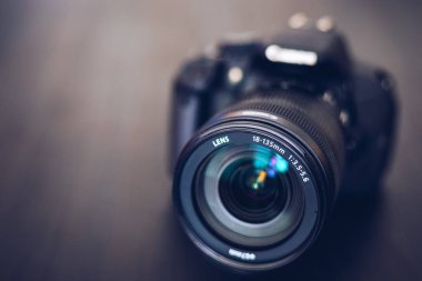 Dslr kamera siyah bir arka plan üzerinde izole. Siyah Dslr Kamera
