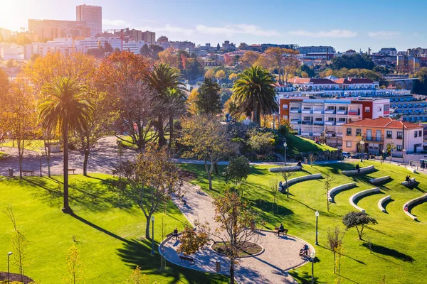 Antica città di Porto con vecchie case multicolori con tetto rosso — Foto Stock