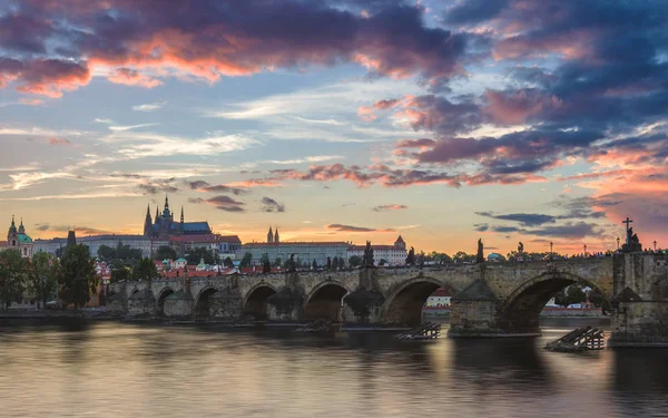 Prag Kalesi ve Charles Köprüsü, Prag ünlü ikonik görüntü, — Stok fotoğraf