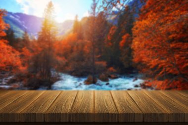 Ürün yerleştirme veya odak t ile montaj için boş ahşap masa