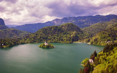 Lake Bled Slovenya. Güzel dağ Bled Gölü ile küçük Pilg