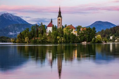 Lake Bled Slovenya. Güzel dağ gölü ile küçük Pilgrimag