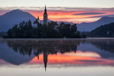 Bled Gölü'nde dramatik gün doğumu, Bled gölünde gün doğumu manzarası, ada