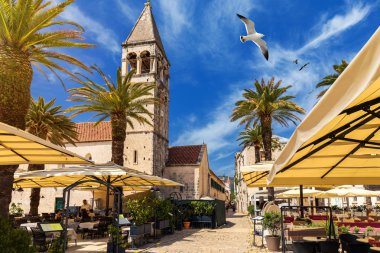 Şehir Trogir, Hırvatistan Avrupa eski turistik yer görünümü ile 