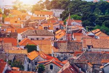 Hırvatistan'da Trogir, kırmızı çatı kiremitleri ile şehir panoramik görünümü, Croa