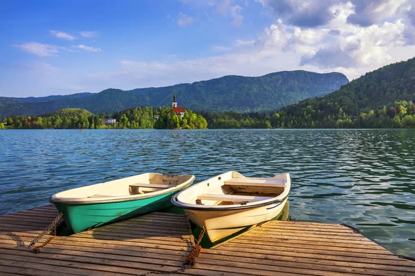 Cenário icônico de Bled. Barcos de madeira tradicionais Pletna no lago Ble — Fotografia de Stock