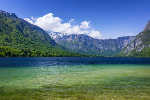 Lago Bohinj en Eslovenia, belleza en la naturaleza. Colorido verano en th — Foto de Stock