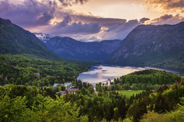 Légifelvétel a Bohinj-tóra Julian Alpokban. Kedvelt turistapályát — Stock Fotó