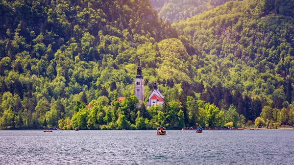 Lago Bled Eslovénia. Lindo lago de montanha com pequena Peregrinação — Fotografia de Stock