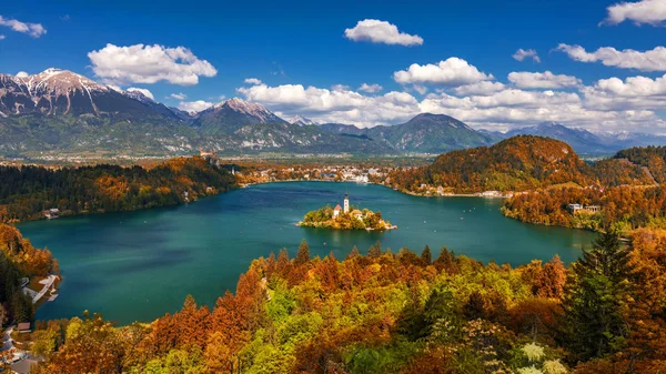 Autumn view on Bled Lake with Pilgrimage Church of the Assumptio — Stock Photo, Image