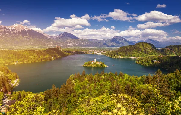 Der See blutete mit der Marienkirche auf der kleinen Insel aus. b — Stockfoto