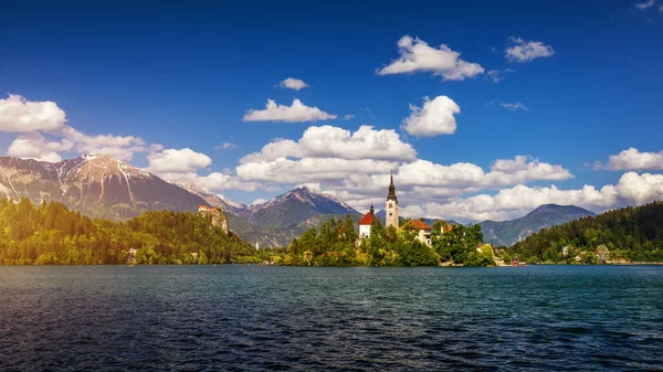 Lake Bled Slovenia. Beautiful mountain lake with small Pilgrimag — Stock Photo, Image