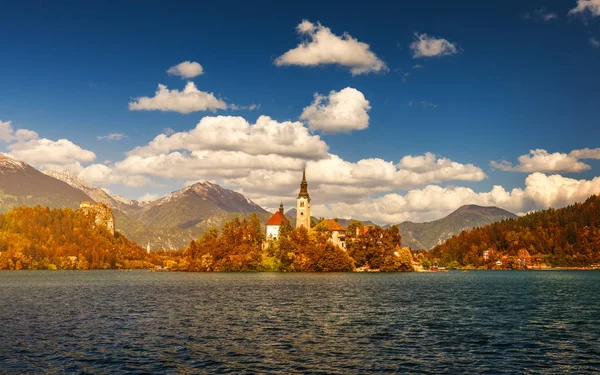 Vista de otoño en el lago Bled con la iglesia de peregrinación de la Asunción — Foto de Stock