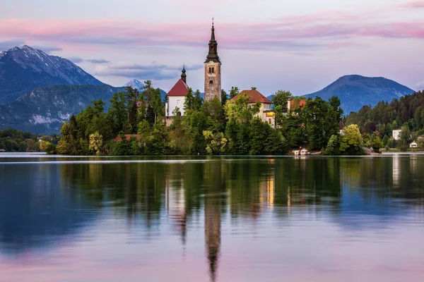 Lago Bled Eslovénia. Lindo lago de montanha com pequena Peregrinação — Fotografia de Stock