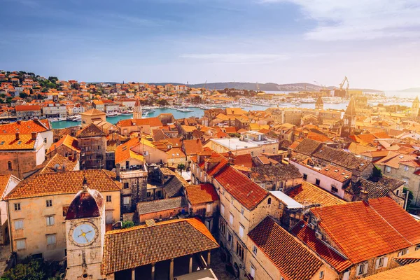 Edifícios históricos no calçadão em Trogir, Croácia. Trogir é po — Fotografia de Stock