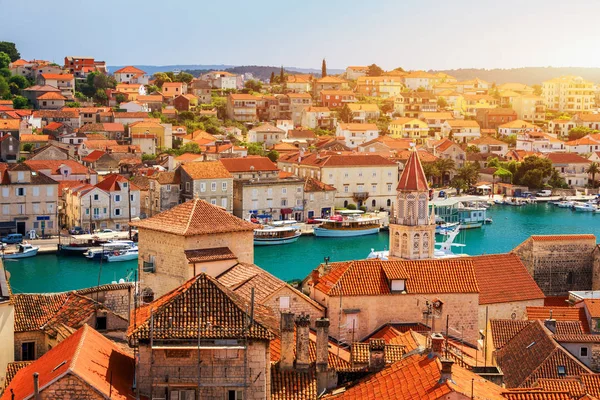 Vista en la ciudad Trogir, antiguo lugar turístico en Croacia Europa. Trog. — Foto de Stock