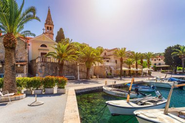 Balıkçı tekneleri ile güzel liman, Brac Isla Splitska köyde
