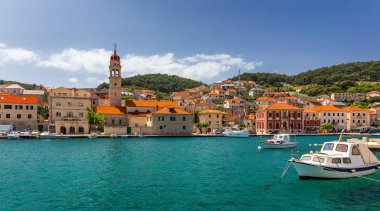 Pucisca Brac Adası, popüler turistik desti üzerinde küçük bir kasaba olduğunu