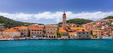 Pucisca Brac Adası, popüler turistik desti üzerinde küçük bir kasaba olduğunu