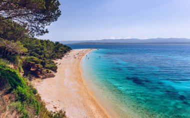 Ben plaj Zlatni Rat (Golden Cape veya Haliç) ünlü turkuaz
