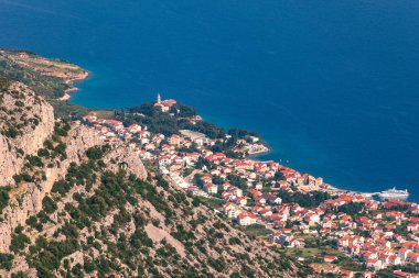 Bol Brac adasında panoramik hava manzarası, Dalmaçya, Hırvatistan. Yedekte