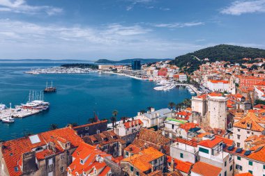 Split waterfront ve Marjan tepesi havadan görünümü, Dalmaçya, Hırvatistan.