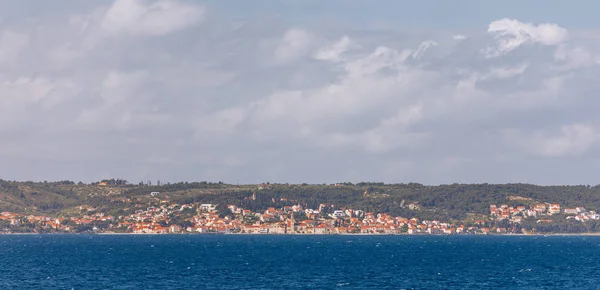 Kota Supetar di pulau Brac, Kroasia. Lihat dari laut. Gambar — Stok Foto