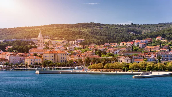 De stad van Supetar op het eiland Brac, Kroatië. Uitzicht vanaf de zee. Foto — Stockfoto