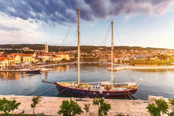 De stad van Supetar op het eiland Brac, Kroatië. Uitzicht vanaf de zee. Foto — Stockfoto