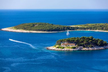 Galesnik adası tüm Pakleni adaları üst üste ilk. Fr