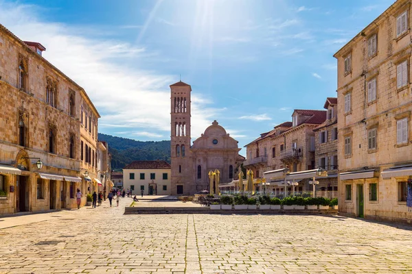 Praça principal na antiga cidade medieval de Hvar. Hvar é um dos mais popul — Fotografia de Stock