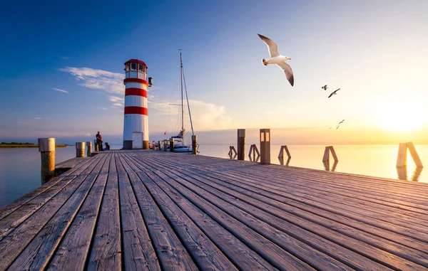 Farol no Lago Neusiedl ao pôr do sol perto de Podersdorf com mar g — Fotografia de Stock