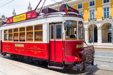 Lizbon, Portekiz - 8 Haziran 2018: Ünlü tramvay 28 turist dolu