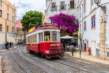Lizbon, Portekiz - 8 Haziran 2018: Ünlü tramvay 28 turist dolu