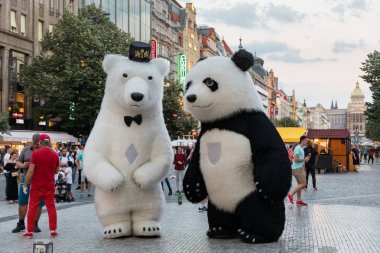 Prag, Çek Cumhuriyeti - 26 Mayıs 2018: Kutupta dans eden erkekler