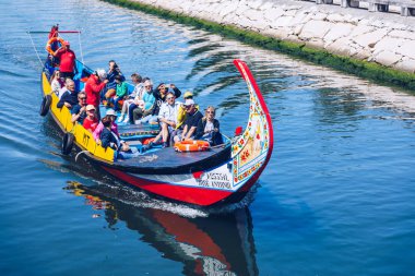 Aveiro, Portekiz - 16 Haziran 2018: Kanalda geleneksel tekneler