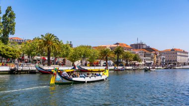 Aveiro, Portekiz - 16 Haziran 2018: Kanalda geleneksel tekneler