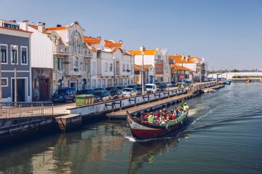 Aveiro, Portekiz - 16 Haziran 2018: Kanalda geleneksel tekneler